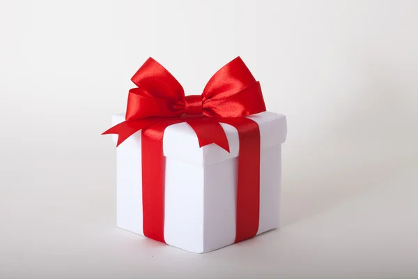 Gift box with ribbon and bow. — Stock Photo, Image