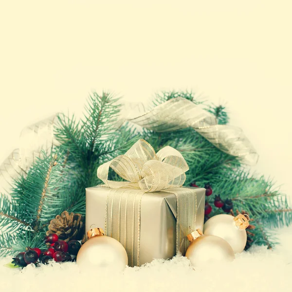 Kerstcadeaus en ornamenten — Stockfoto