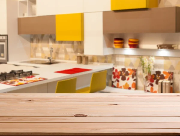 Dessus de la table en bois et espace cuisine — Photo