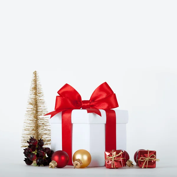 Weihnachtsgeschenke und Schmuck — Stockfoto