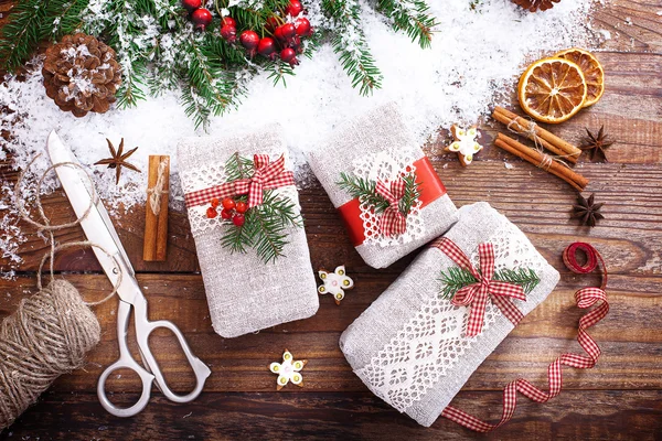 Cajas de regalo hechas a mano cerca del árbol de Navidad — Foto de Stock