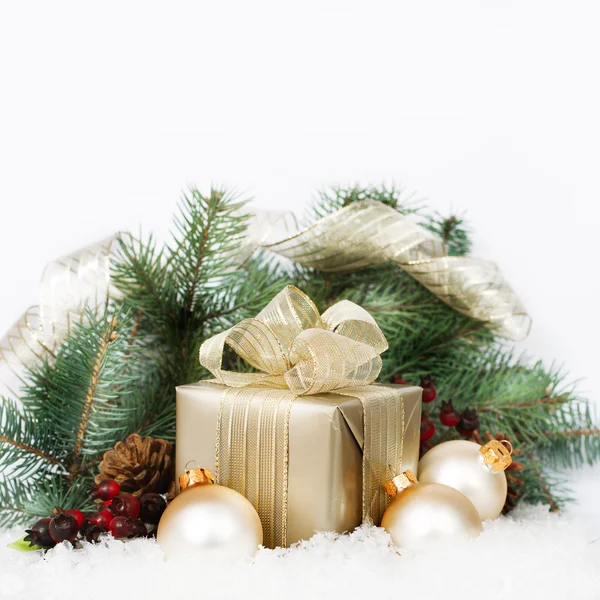 Kerstcadeaus en ornamenten — Stockfoto