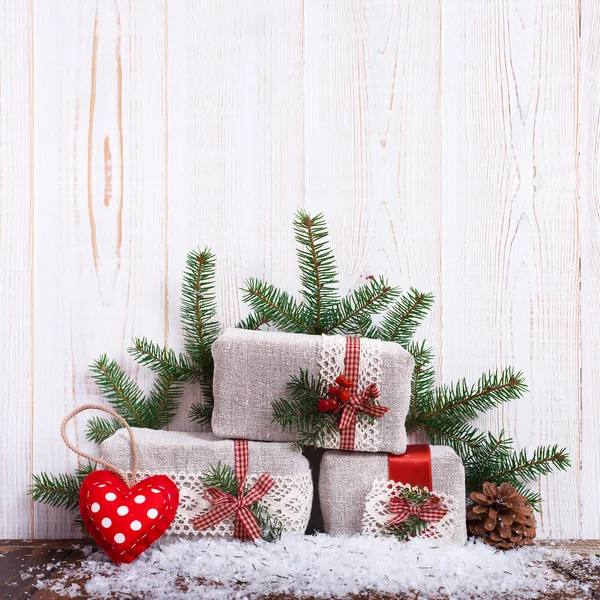 Navidad cajas de regalo ramas de abeto — Foto de Stock