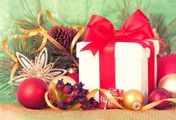 Kerstcadeaus en ornamenten — Stockfoto