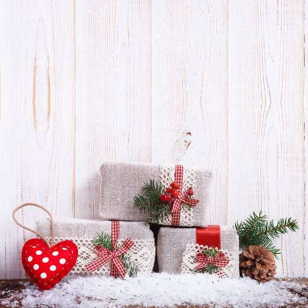 Weihnachtsgeschenkboxen Tannenzweige — Stockfoto