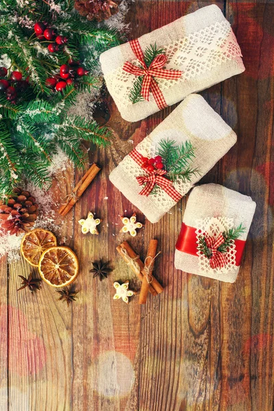 Vánoční dárkové boxy jedle větve — Stock fotografie