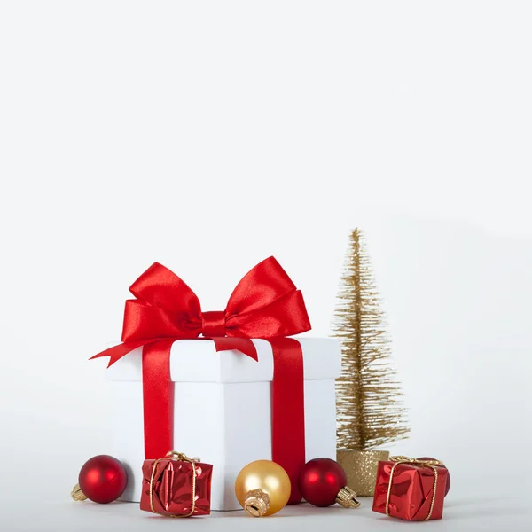 Weihnachtsgeschenke und Schmuck — Stockfoto