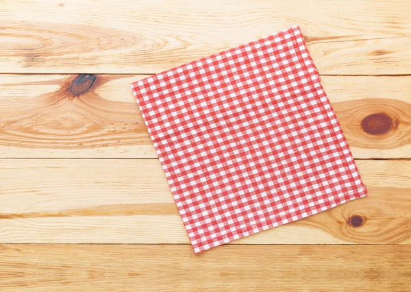 Mutfak. Akşam yemeği için boş kırmızı masa örtüsü ile ahşap mutfak masasında. — Stok fotoğraf