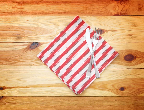 Kitchen. Wooden kitchen table with empty red tablecloth for dinner. — Stock Photo, Image