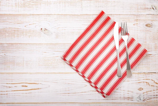 Cocina. Mesa de cocina de madera con mantel rojo vacío para la cena . — Foto de Stock