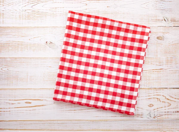 Cuisine. Table de cuisine en bois avec nappe rouge vide pour le dîner . — Photo