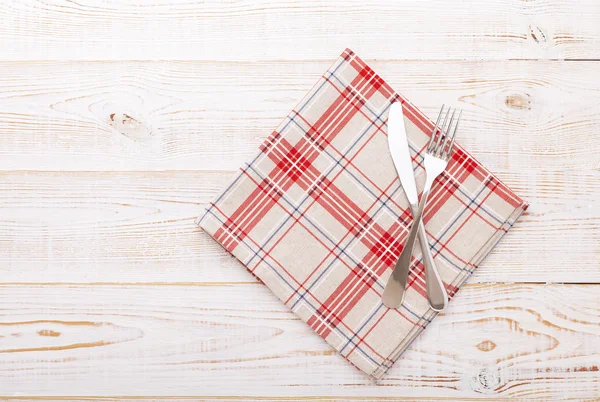Cozinha. Mesa de cozinha de madeira com toalha de mesa vermelha vazia para o jantar . — Fotografia de Stock
