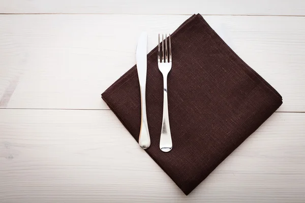 Κουζίνα. Ξύλινο τραπέζι με άδειο κόκκινο τραπεζομάντιλο για δείπνο. — Φωτογραφία Αρχείου
