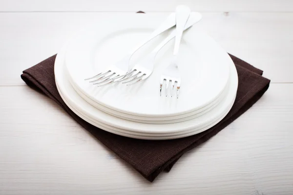 Kök. Träbord med Tom tallrik, bordsduk till middag. — Stockfoto