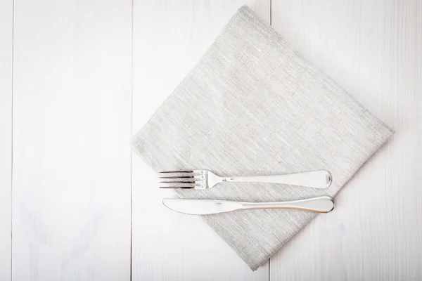 Cozinha. Mesa de cozinha de madeira com toalha de mesa vermelha vazia para o jantar . — Fotografia de Stock