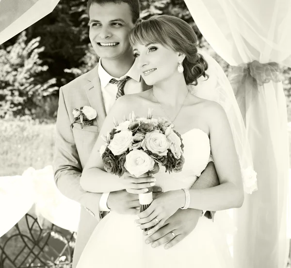 Glückliche Braut und Bräutigam zur Hochzeit. — Stockfoto