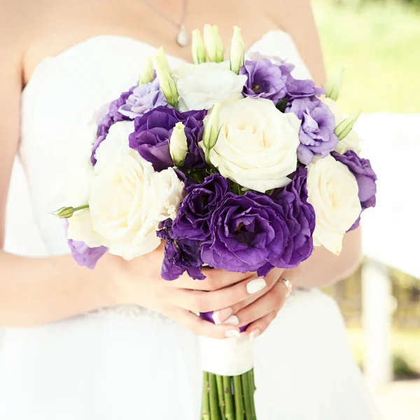 幸福的新娘，与美丽的婚礼花束 — 图库照片