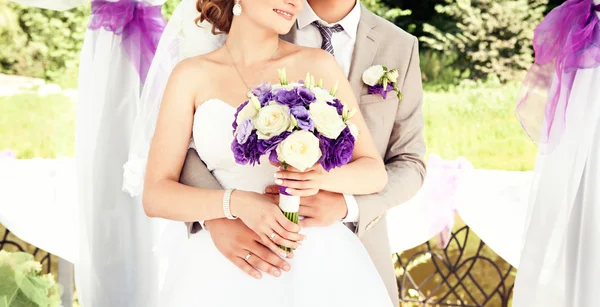 Glückliche Braut und Bräutigam zur Hochzeit. — Stockfoto