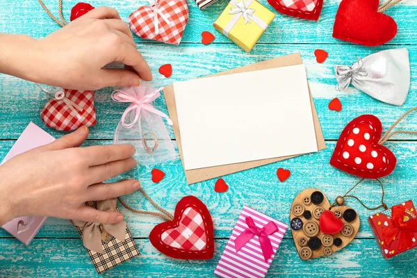 Donna decorare vetrina per San Valentino. Imbrogliare per il testo — Foto Stock