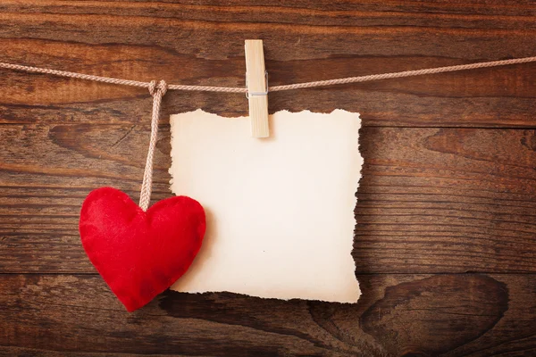 Carta bianca e cuore — Foto Stock