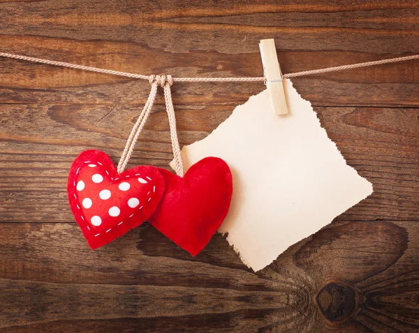 Papel en blanco y dos corazones rojos — Foto de Stock