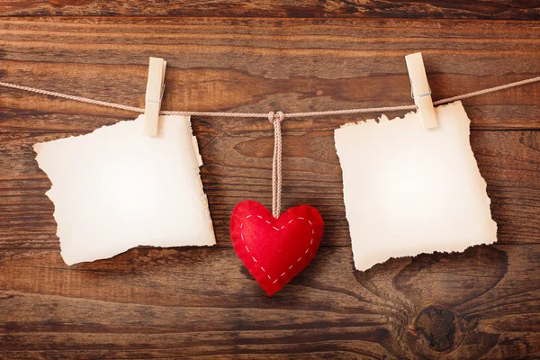 Dos hojas de papel y corazón rojo — Foto de Stock