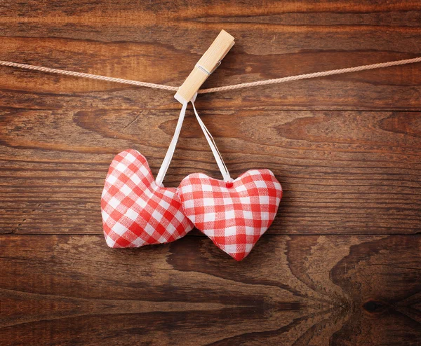 Dvě srdce a dřevěné pozadí. — Stock fotografie