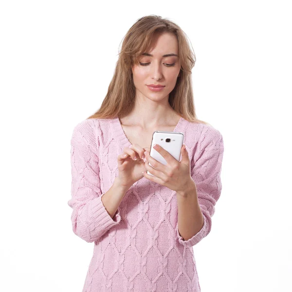 Femme utilisant l'application sur le téléphone intelligent — Photo