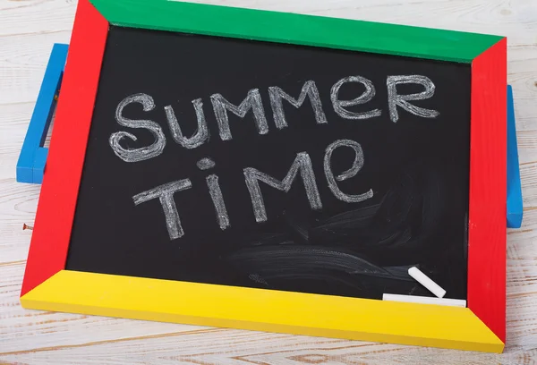 Tafel mit Text zur Sommerzeit — Stockfoto