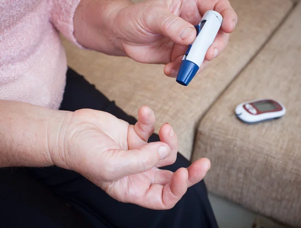 Woman makes testing high blood sugar. — Stock Photo, Image