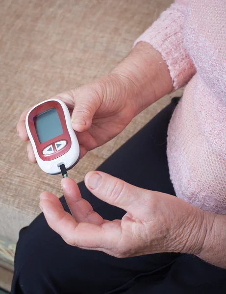 Vrouw maakt testen hoge bloedsuikerspiegel. — Stockfoto