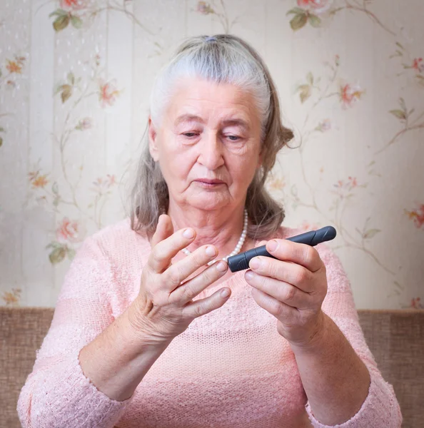 La donna fa il test di glicemia alta . — Foto Stock