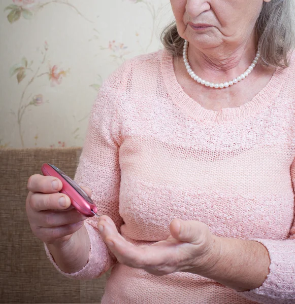 Elderly woman makes testing high blood sugar. — Stock Photo, Image