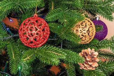 Noel için Noel süslemeleriyle süslenmiş bir Noel ağacının yakın çekimi..