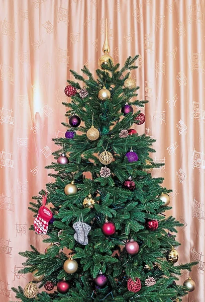 Primer Plano Una Rama Árbol Navidad Decorada Con Decoraciones Navideñas — Foto de Stock