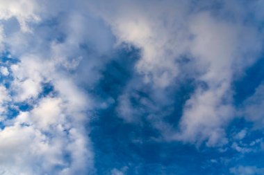 Manzara mavi yaz gökyüzü, beyaz kabarık bulutlar, gündüz çekilmiş resimler..