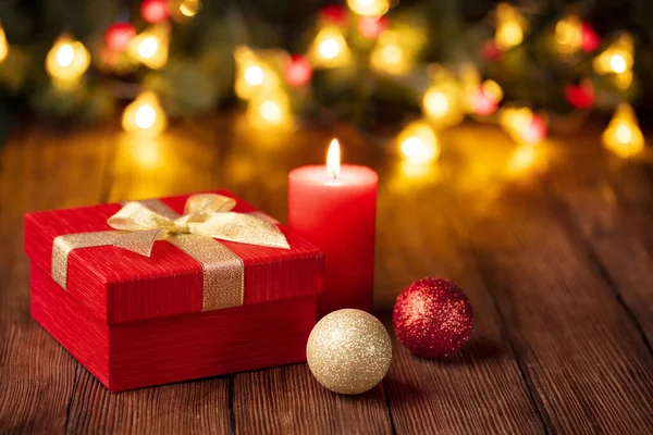 Boîte Cadeau Rouge Sur Table Avec Décoration Noël Photo De Stock
