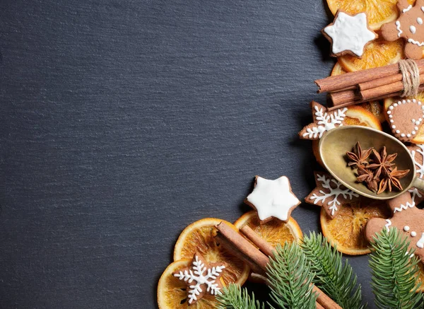 作为背景的石板桌的顶部视图 带有由圣诞糕点 干橙子和调味品装饰的复制空间 图库图片