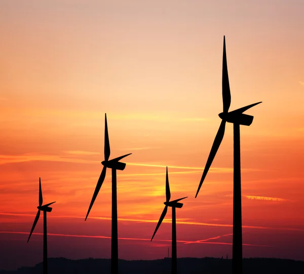 Molinos de viento en el cielo rojo — Foto de Stock