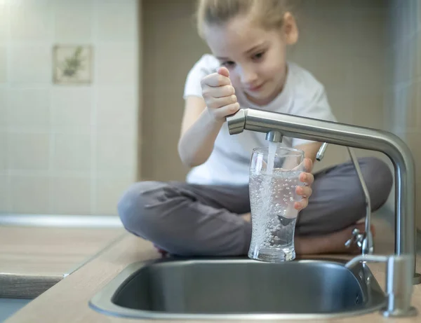 Dziecko Otwarte Kranu Wody Kurek Kuchenny Szklanka Czystej Wody Nalałem — Zdjęcie stockowe