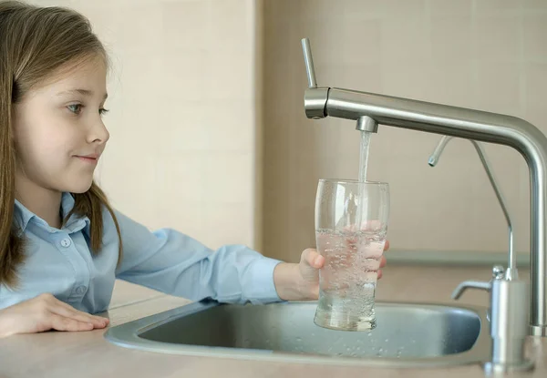 Małe Dziecko Otwarte Kranu Wody Kurek Kuchenny Szklanka Czystej Wody — Zdjęcie stockowe