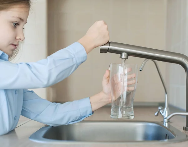 Kinder Öffnen Wasserhahn Küchenarmatur Glas Mit Sauberem Wasser Frisches Getränk — Stockfoto