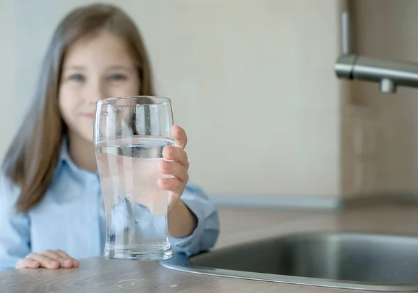 Щаслива Дівчинка Тримає Склянку Води Вибірковий Фокус Дитячій Руці Склянкою — стокове фото