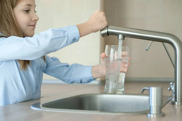 Grifo Agua Abierta Infantil Grifo Cocina Vaso Agua Limpia Verter —  Fotos de Stock