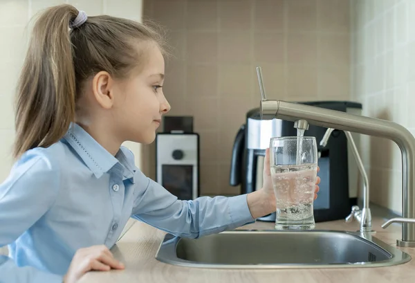 Niña Abre Grifo Agua Con Mano Sosteniendo Vaso Transparente Grifo — Foto de Stock