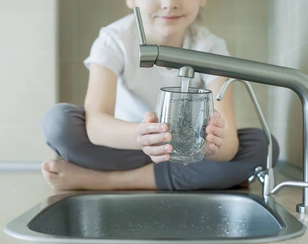 Niña Caucásica Bebiendo Del Grifo Agua Grifo Cocina Verter Bebida — Foto de Stock