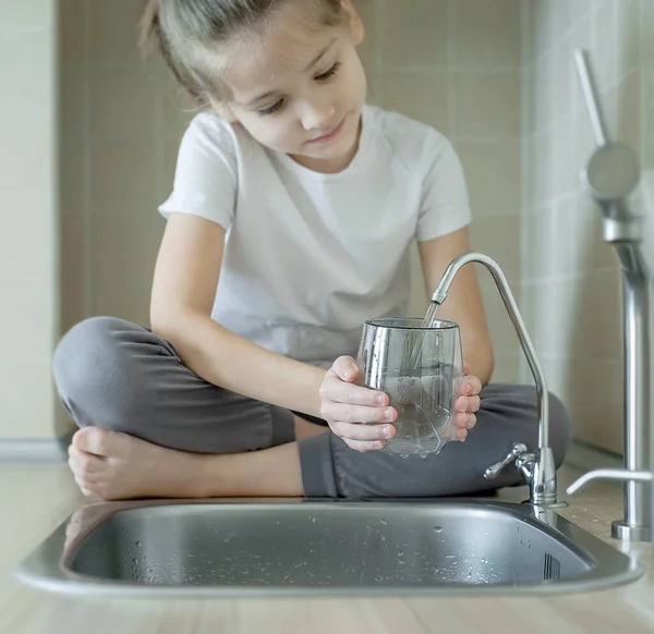 Dziewczynka Pijąca Wodę Kranu Lub Kran Kuchni Nalałem Świeżego Drinka — Zdjęcie stockowe