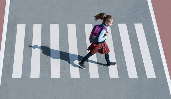 Uma Estudante Atravessar Estrada Caminho Escola Trânsito Zebra Caminha Cidade — Fotografia de Stock