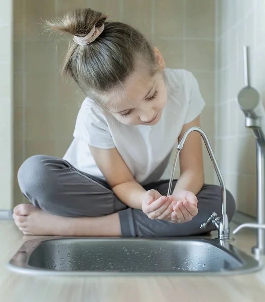 Niña Caucásica Bebiendo Del Grifo Agua Grifo Cocina Manos Abiertas — Foto de Stock