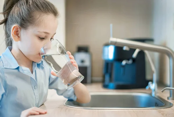 Petit Enfant Boit Eau Robinet Fraîche Pure Partir Verre Eau Image En Vente